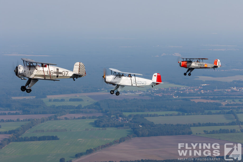 buecker formation fliegendes museum grossenhain  4714 zeitler 1024x683 - Luftwaffe Bücker Bü133 Jungmeister