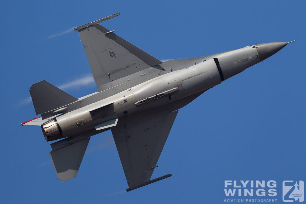 20111030 f 16 solo osan  3525 zeitler 1024x683 - Korean Delights at the Osan Airpower Day 2011