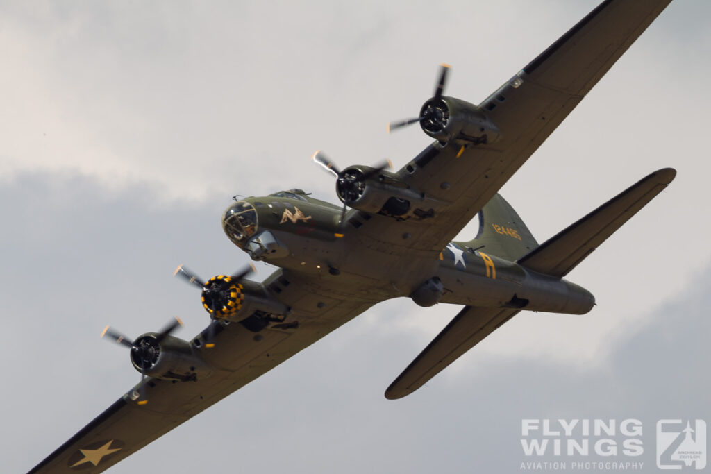 b 17 sally b   5368 zeitler 1024x683 - Flying Legends Duxford 2014