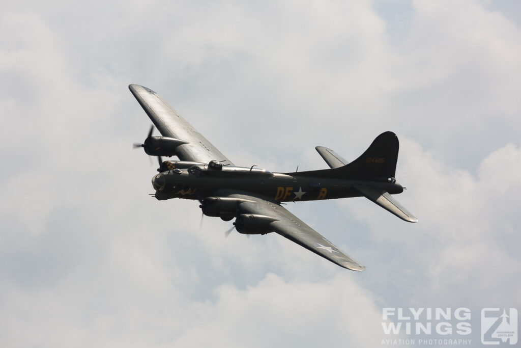 b 17 sally b   7716 zeitler 1024x683 - Flying Legends Duxford 2014