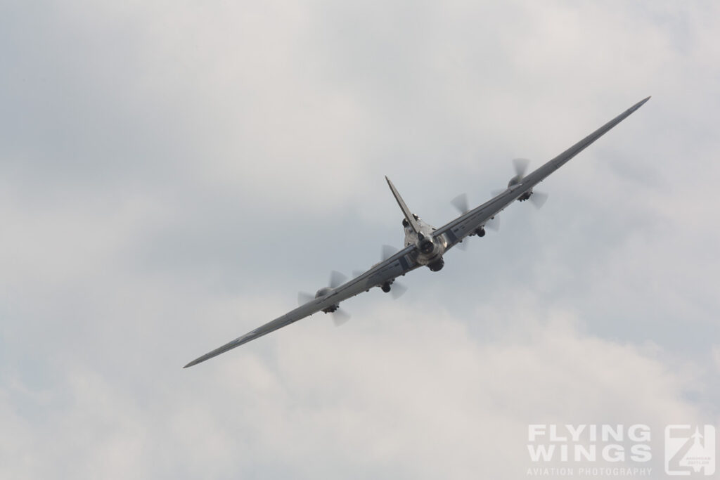 b 17 sally b   7757 zeitler 1024x683 - Flying Legends Duxford 2014