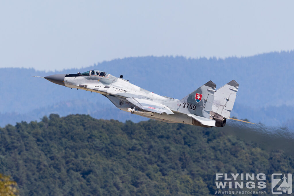 opening formation siaf 2016  9053 zeitler 1024x683 - SIAF Airshow 2016 Sliac